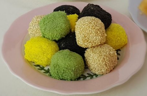 한국의 떡 종류 봉치떡-경단