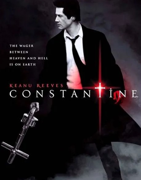 주인공 콘스탄틴이 십자가총을 들고 한곳을 바라보고 있다.