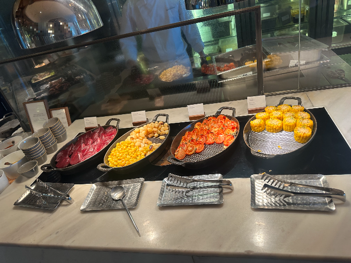 와인에 절인 양파, 구운 마늘과 은행, 토마토, 옥수수가 각 그릇에 올려져 있다