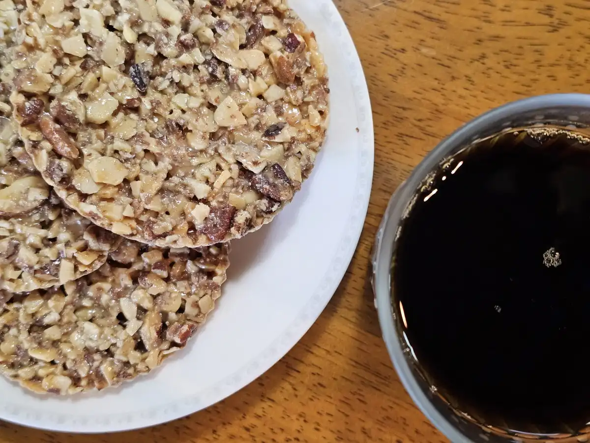 커피와 함께 세팅된 감성 사진