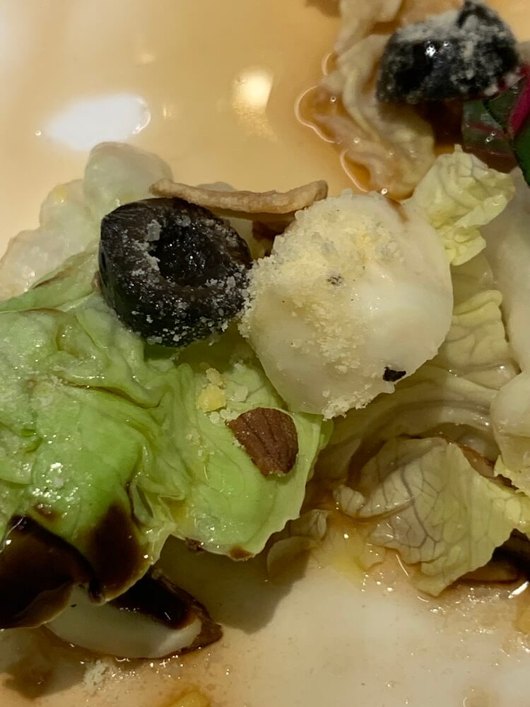 올리브, 치즈볼, 견과류가 들어간 샐러드