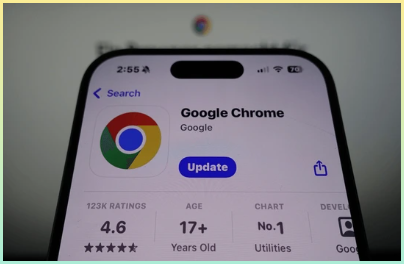 스마트폰 화면의 App Store에서 Google의 Google Chrome이 실행되고, 배경 모니터에 회사 웹사이트가 표시되어 있습니다.