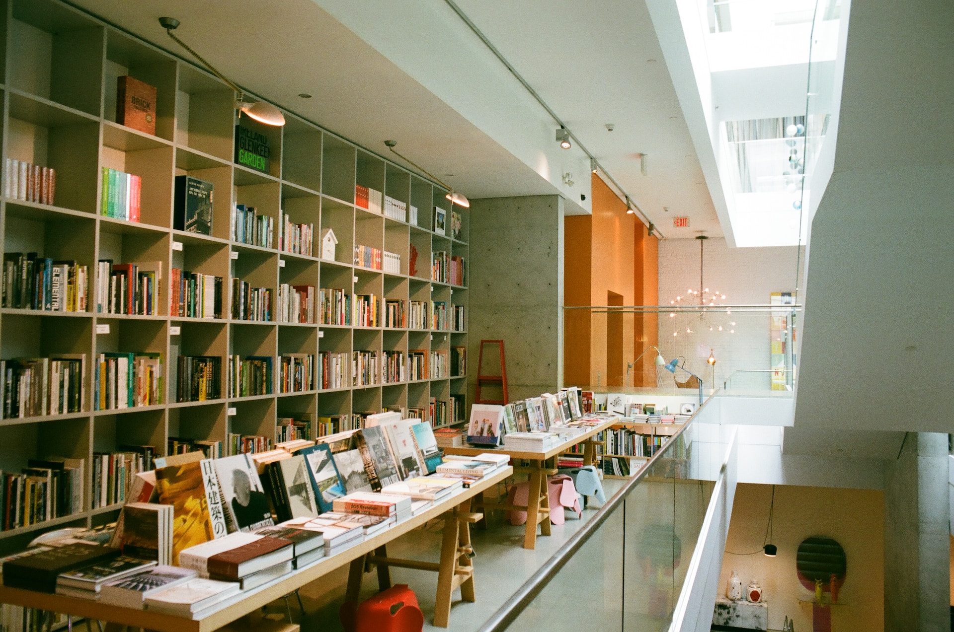 오늘의 대출 목록 - 다이다이 서점에서, 새벽 2시의 코인 세탁소, 날씨 통제사