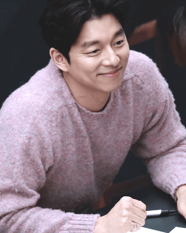 공유가-핑크색-하울린-쉐기독-니트를-입고-웃는-모습