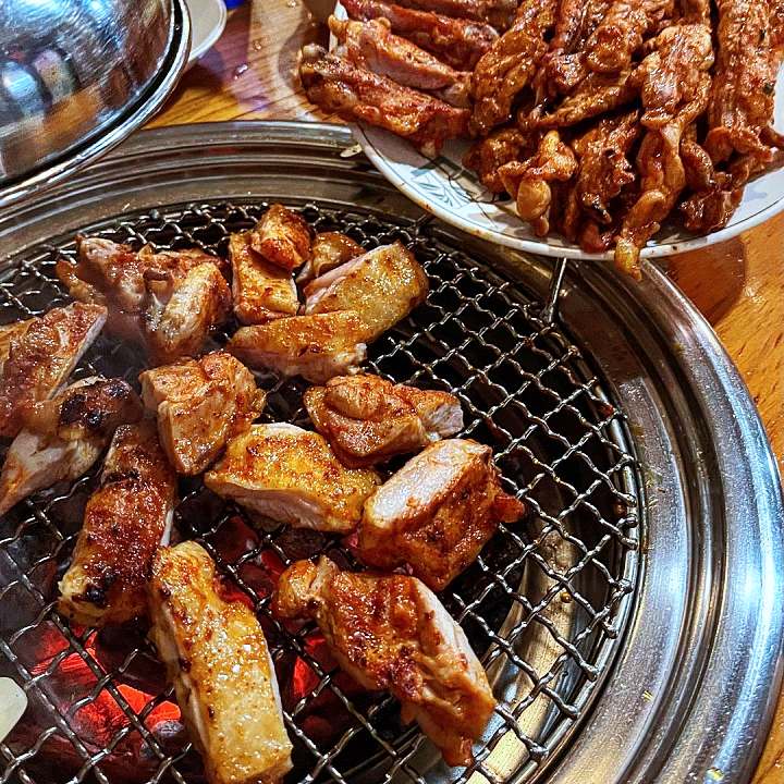 식객 허영만 백반기행 박은영 편 숯불 닭갈비 닭목살 닭발 비빔 막국수 묵밥 관악 신림 맛집 소개