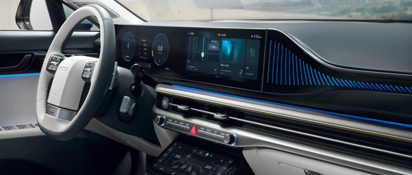 푸른색 빛이 빛나는 디스플레이 앞 흰색 핸들