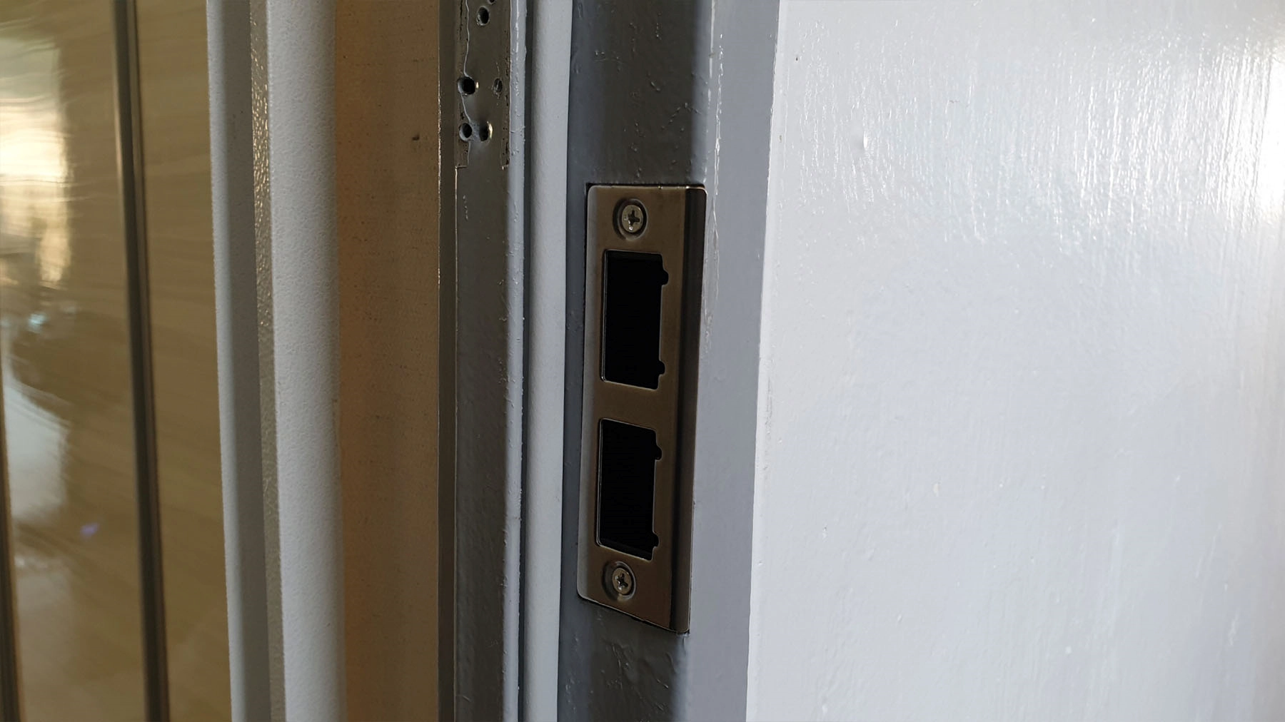 도어록 문틀 부품 끼운 모습