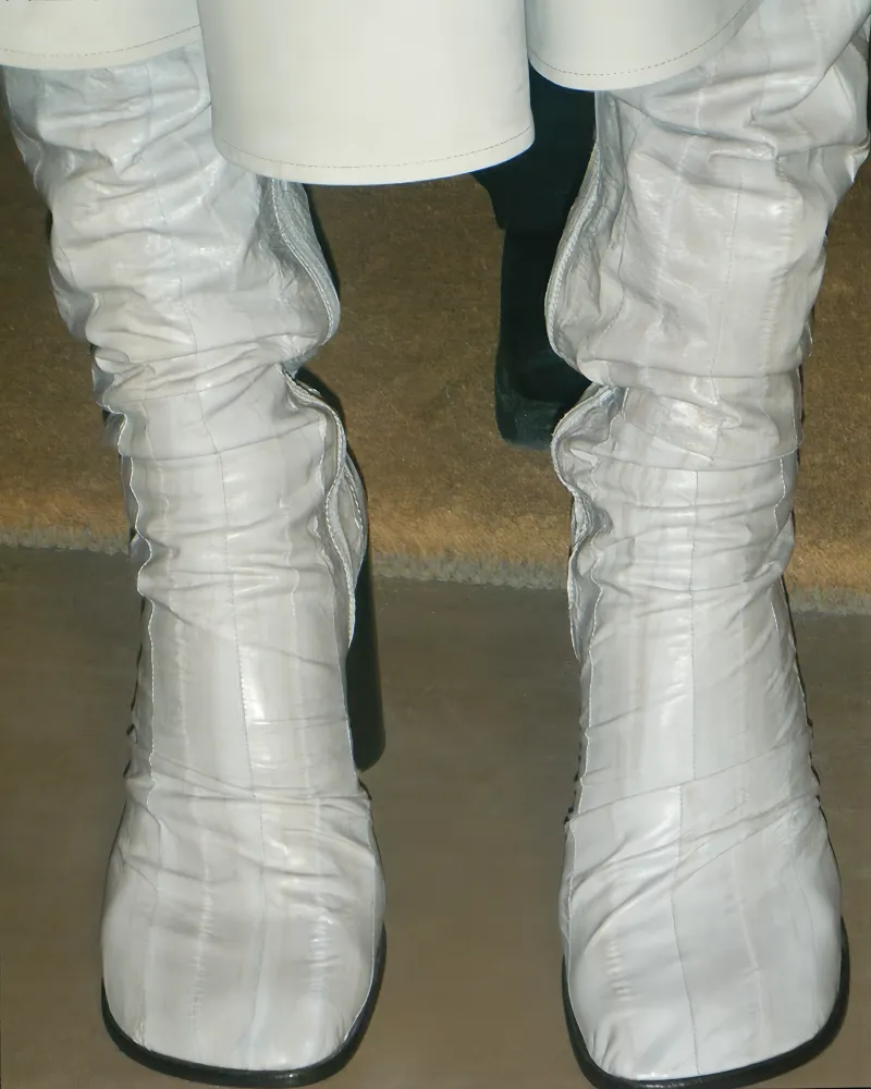 화이트 텍스처 부츠 클로즈업, 테크웨어 감성의 미니멀 포인트 슈즈