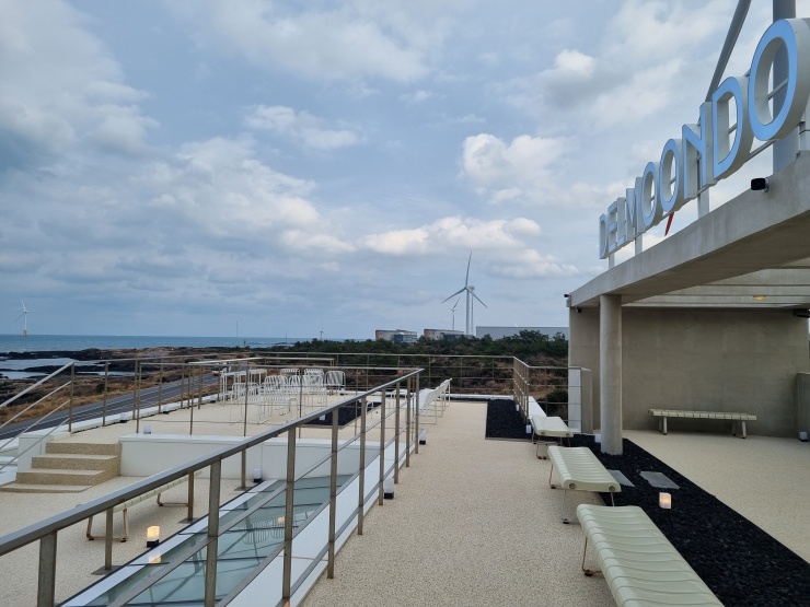 루프탑에서-찍은-해안-경치