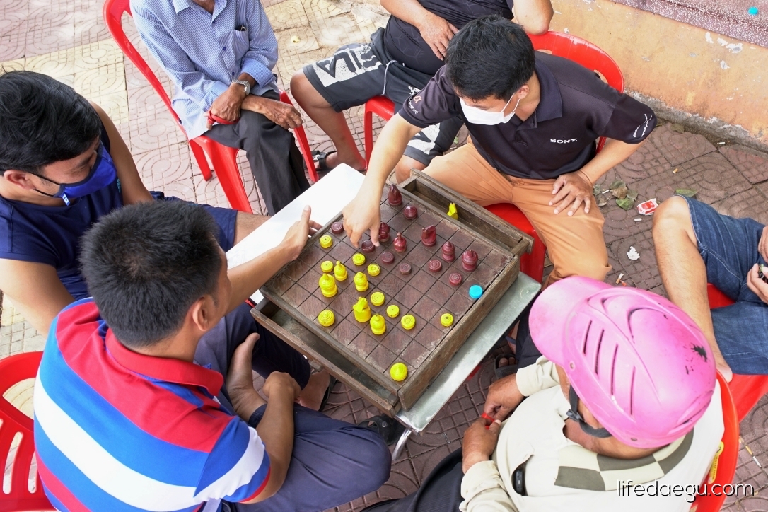 체스 두는 캄퐁참 사람들