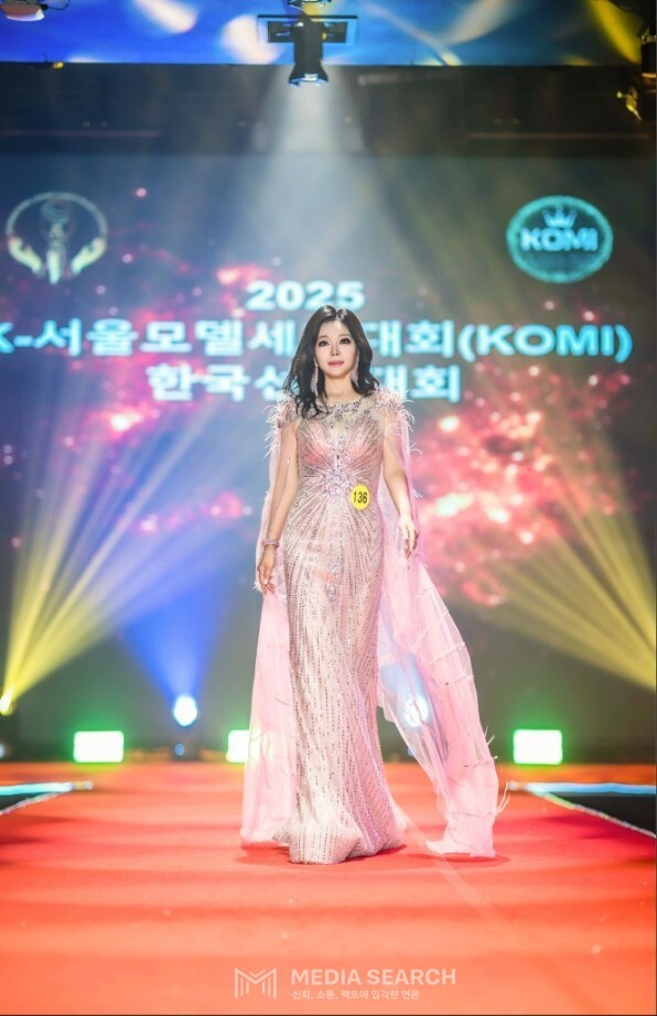 k-서울 모델 세계대회 한국선발전에서 멋지게 워킹하는 류길명