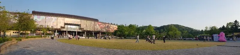 과천 서울대공원의 원더파크 건물과 잔디마당