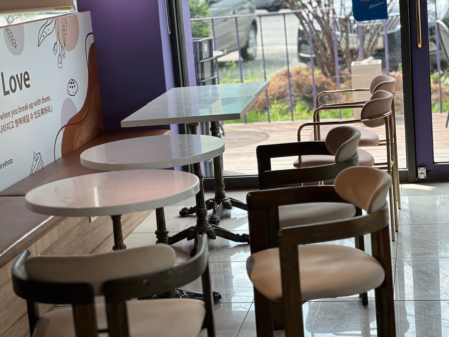 실내 테이블 사진