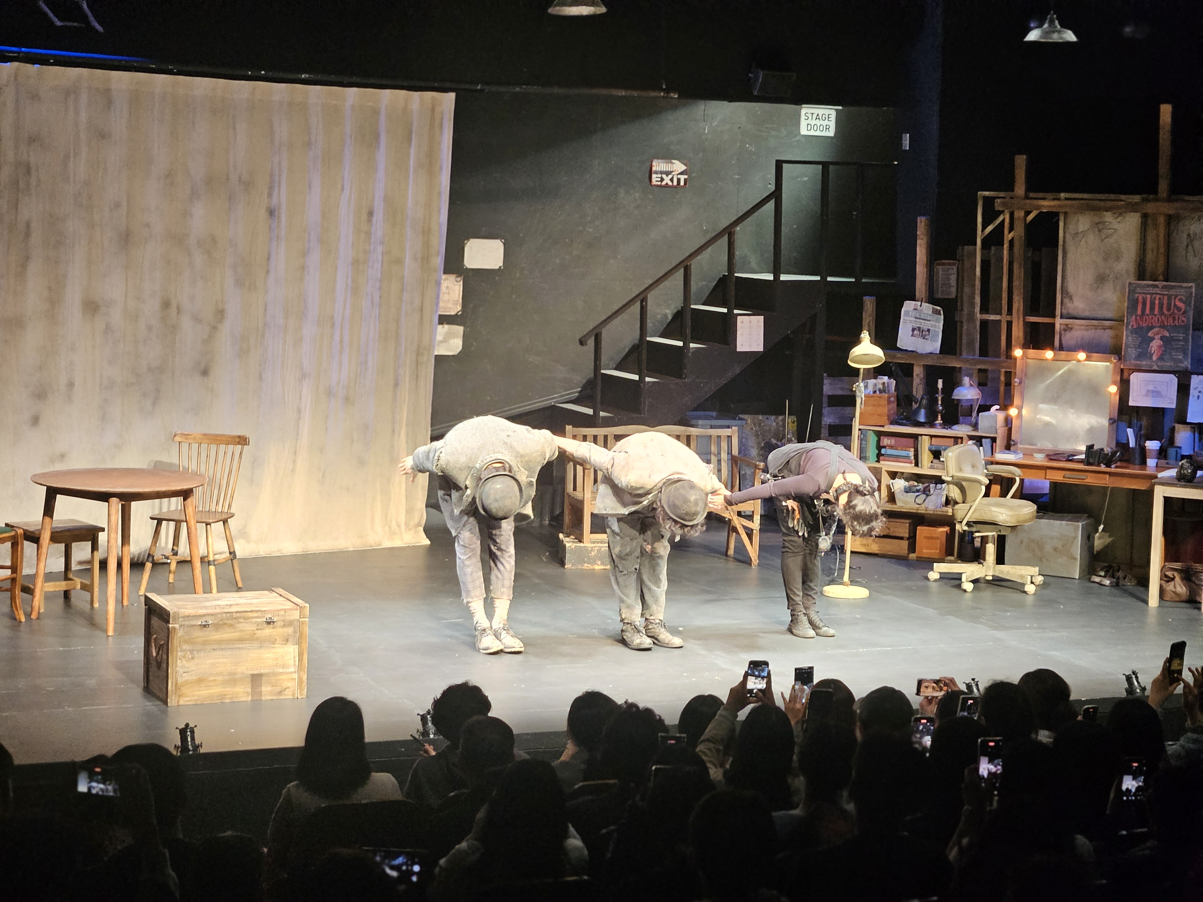 대학로 공연 리뷰 사무엘 베케트의 오마주, '고도를 기다리며를 기다리며'를 보고, 예스24 스테이지 공연: 부조리극의 유쾌한 현대적 해석