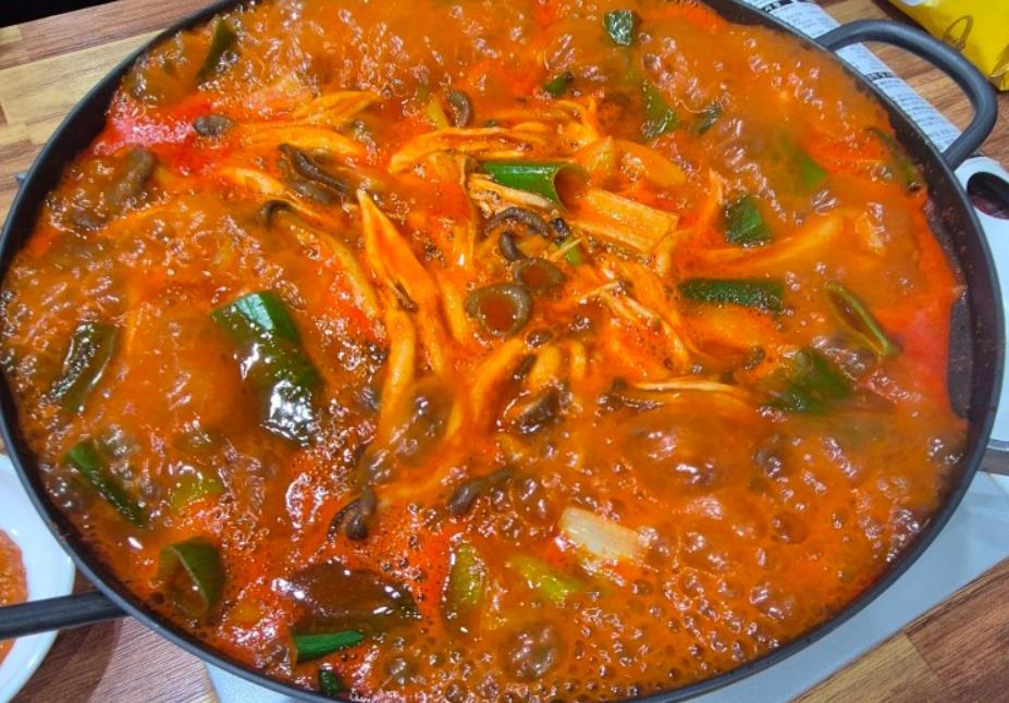 보글보글 잘 끓고 있는 6시내고향 가경터미널시장 짜글이