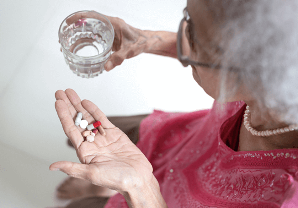 자양강장제-활력증진제-면역영양제-섭취하는-흰머리-중년-고령자