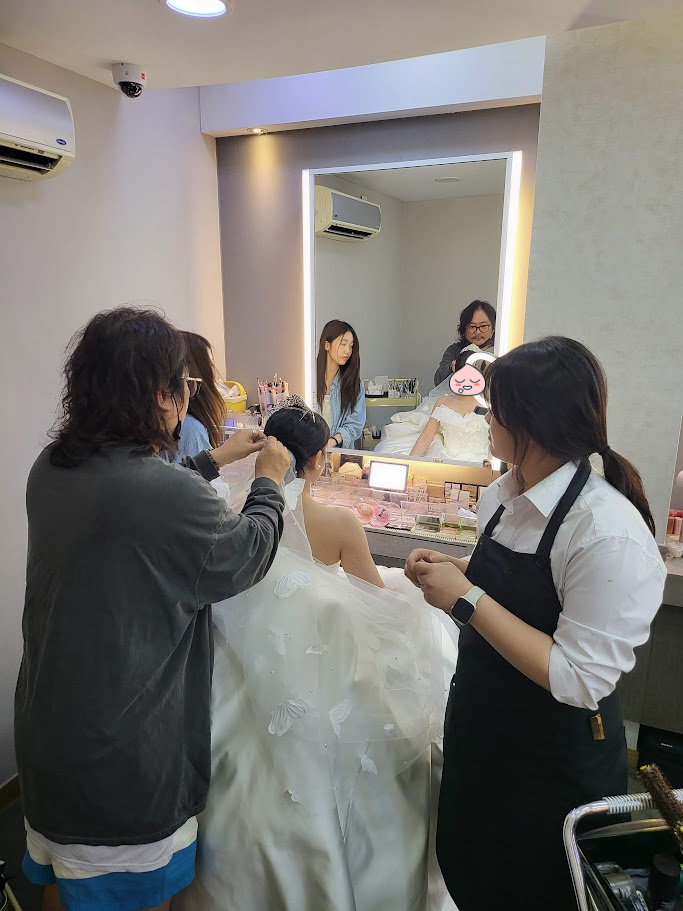 압구정-꾸띠원-드레스-헤어-악세사리