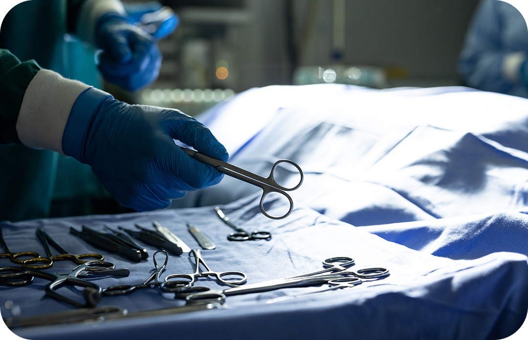 수술방에 있는 의사가 수술 도구를 들고 있는 모습