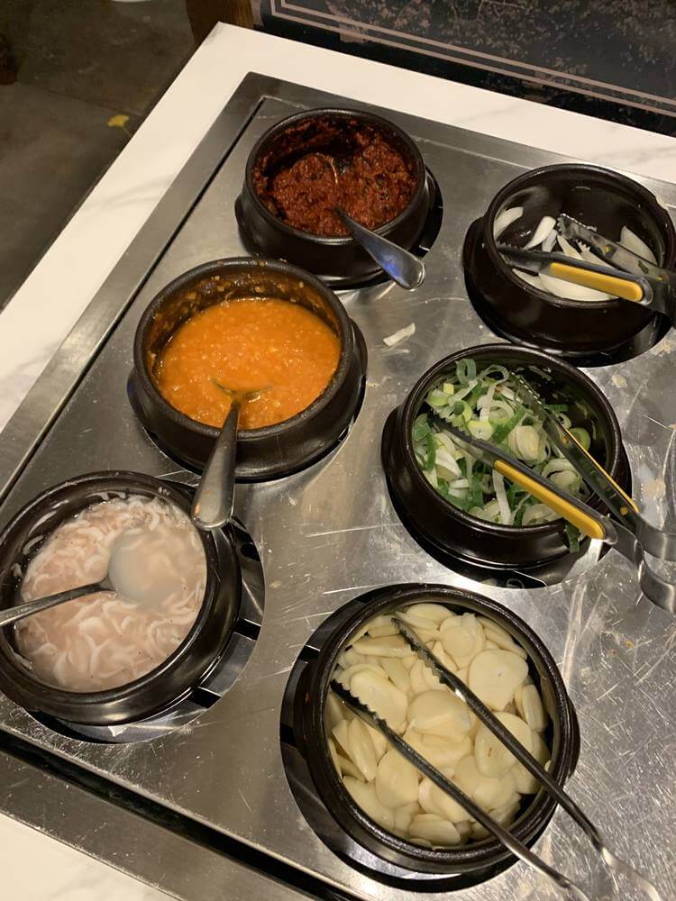 소스 및 채소 셀프바