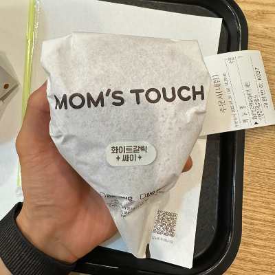 맘스터치 화이트갈릭싸이버거 제품사진