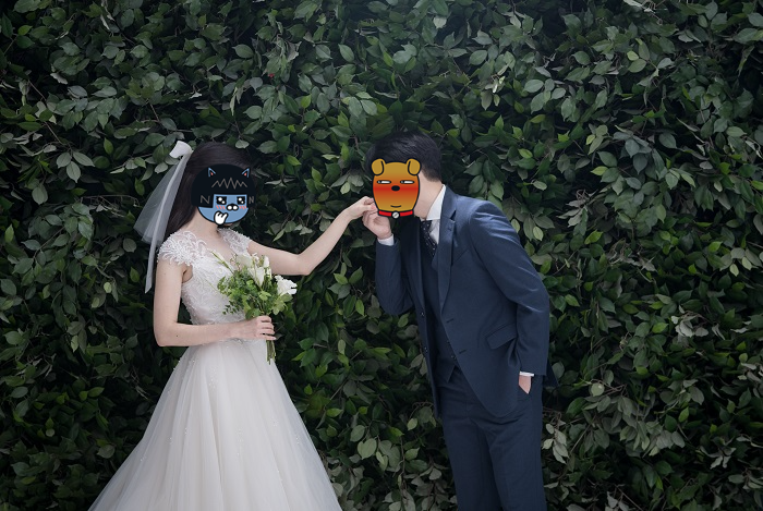 손등에 키스 하는 사진