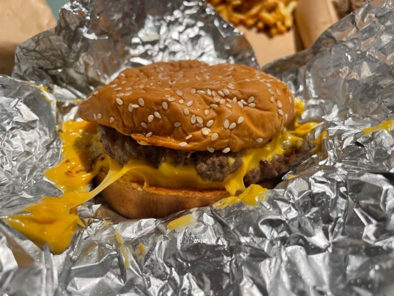 여의도 맛집 파이브가이즈 더현대서울-치즈 버거