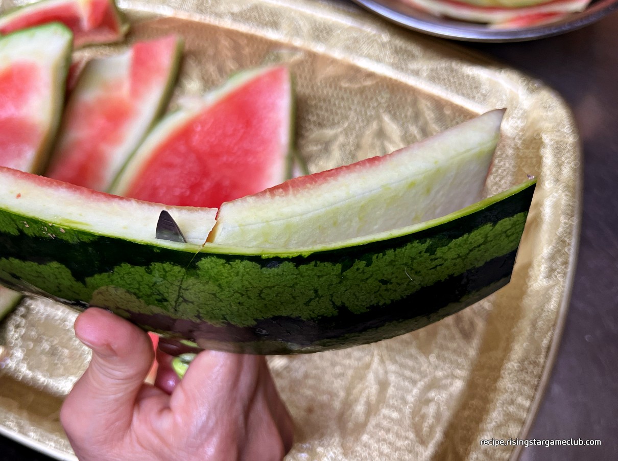 수박껍질(흰살) 무침에 들어갈 수박 흰살을 껍질과 분리하는 사진