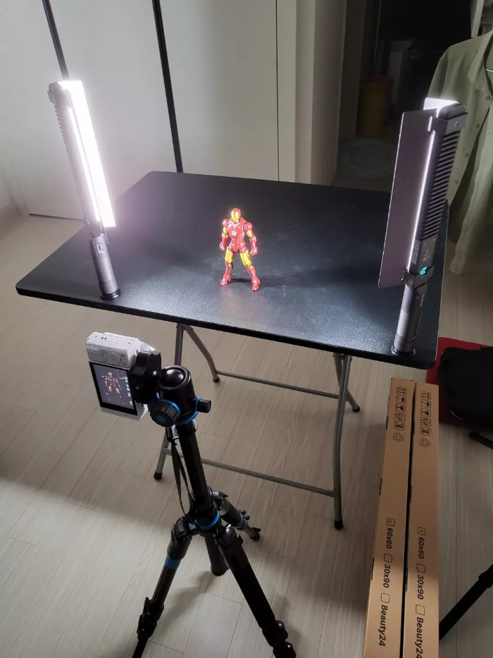 썬웨이포토에서-출시한-FL152-지속광-조명을-좁은-원룸에서-사용하고-있는-모습을-보여주는-사진