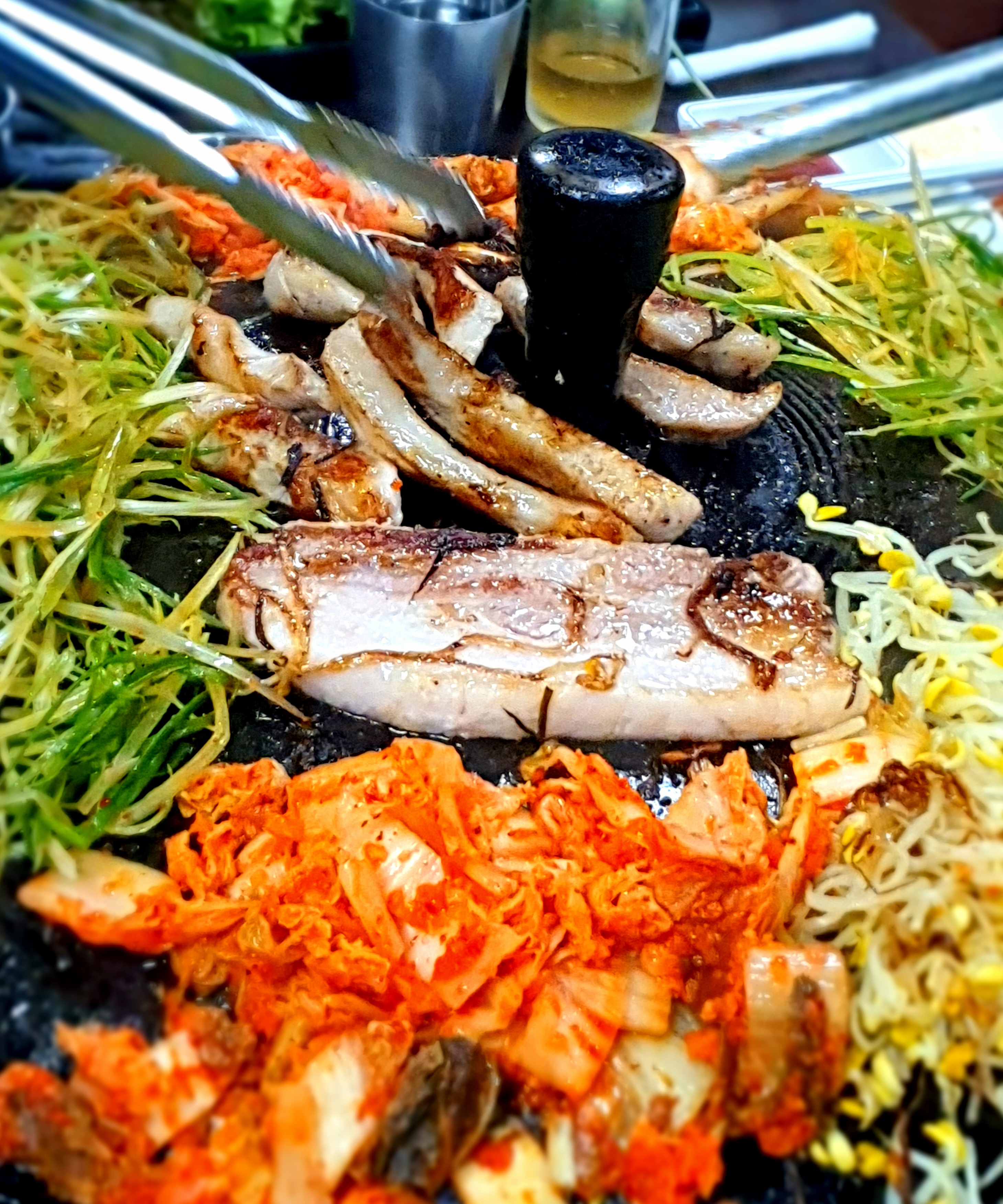 솥뚜껑에-구워서-더-맛있는-고기입니다.