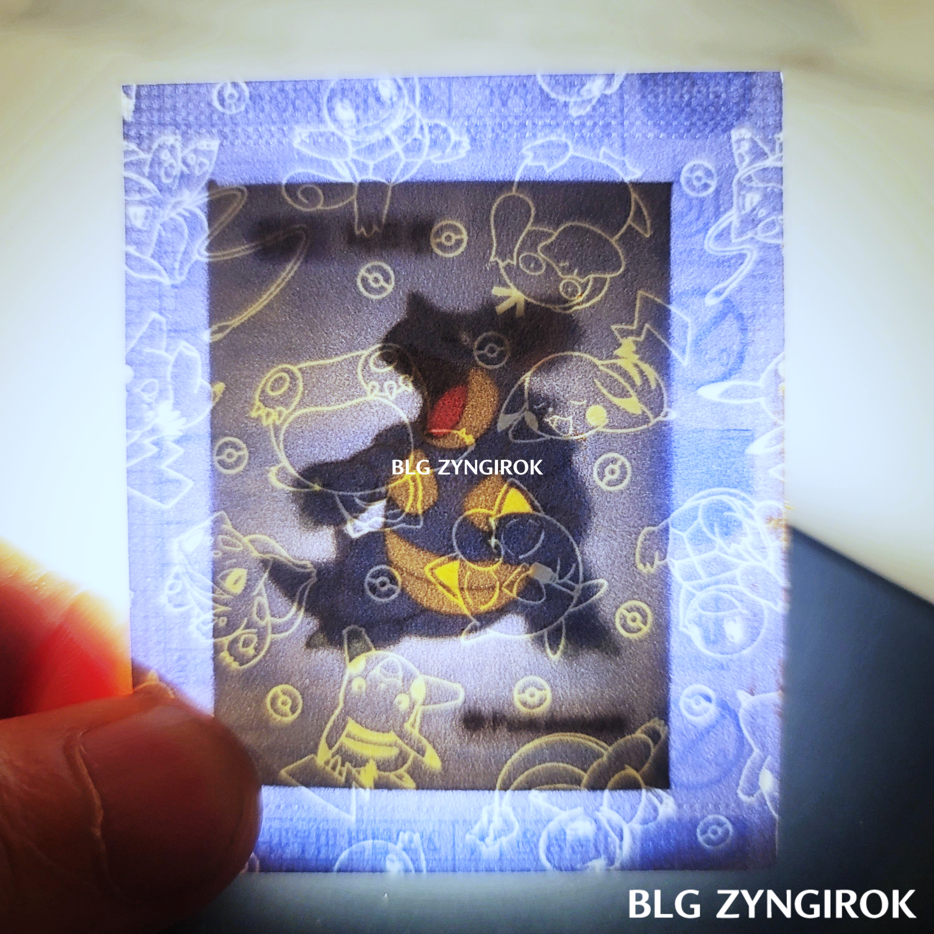 띠부띠부씰-니드퀸을-들고있다.