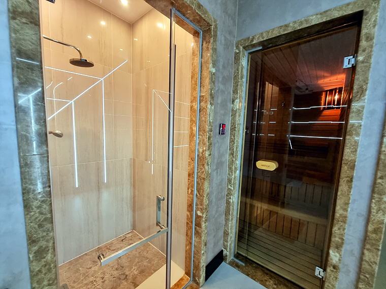 건식 사우나와 샤워실