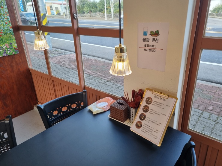 식탁-위에-예쁜-조명-두개