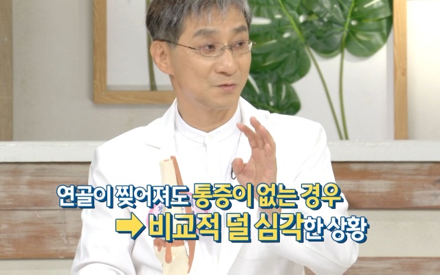 무릎에서 뚝뚝 소리 나는 이유, 앉았다 일어나면 무릎에서 소리가 나요, 무릎에서 소리나고 통증, 건강 팁줌 매일꿀정보