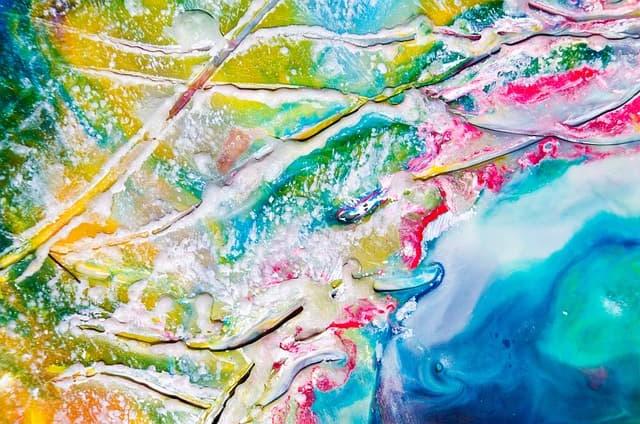 노랑파랑핑크하얀색등등의물감들이질서없이여러방향으로섞여있는그림