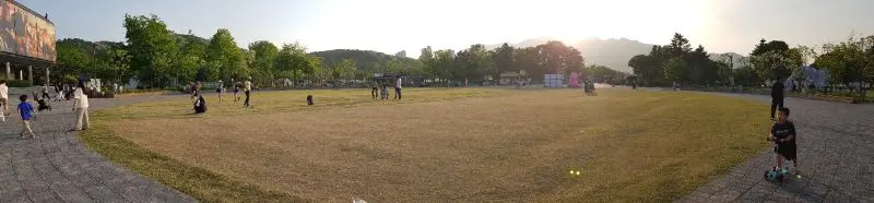 과천 원더파크와 푸른 산과 잔디마당과 뛰어노는 아이들과 사람들 풍경