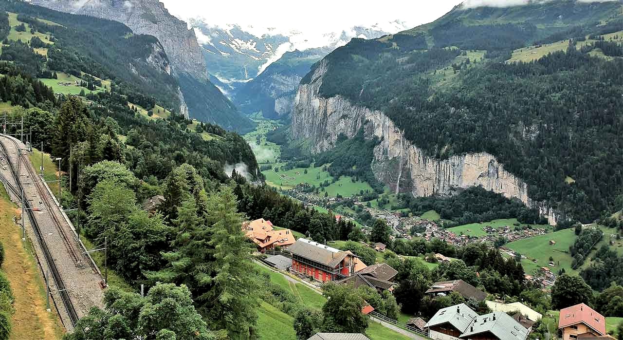 융프라우 지역 전경이 알프스 산맥과 함께 펼쳐진 모습이다. [ⓒPexels &lsquo;Rajesh Rathod&lsquo;]