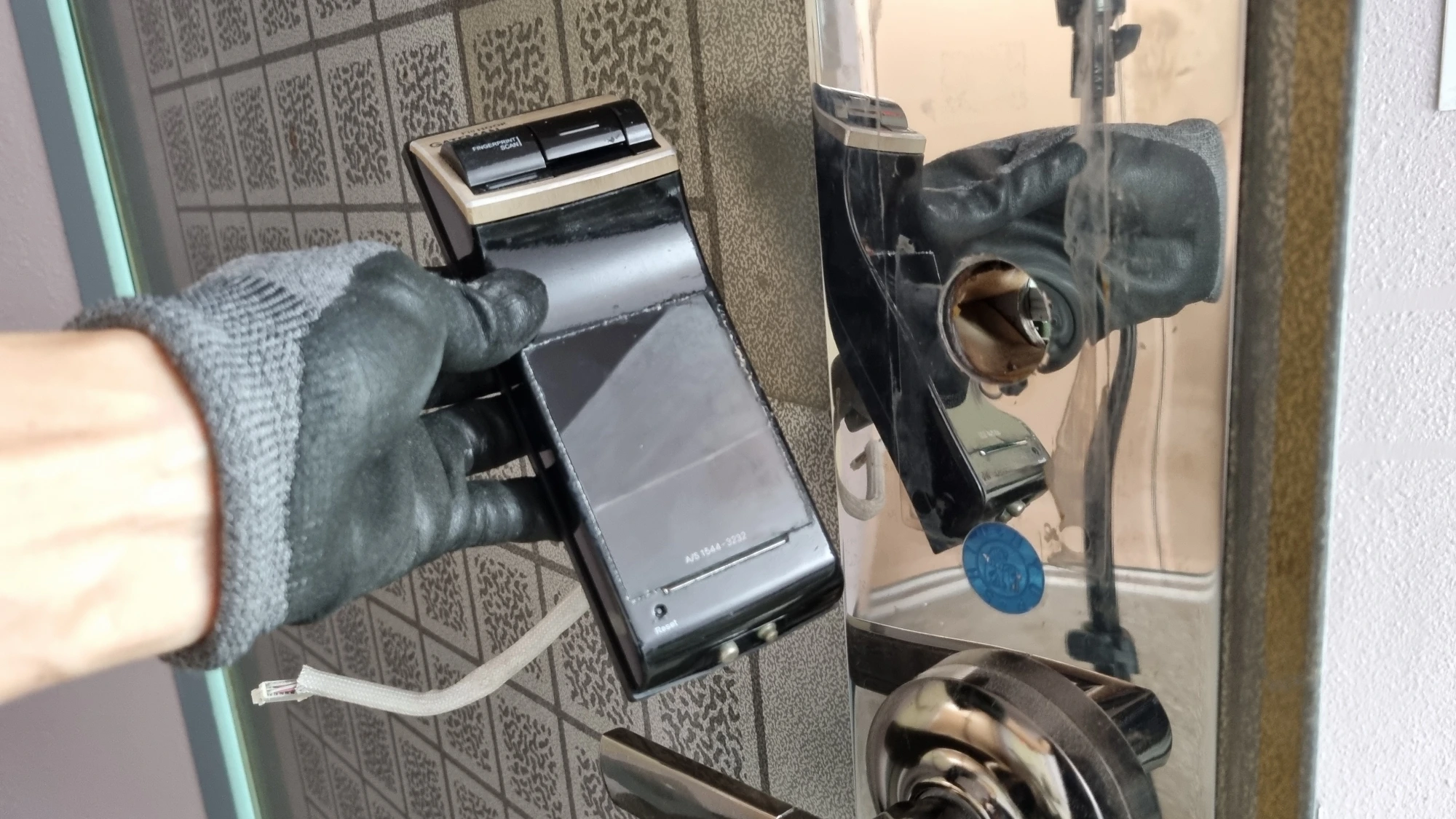 실외 측 도어록 분리 상태