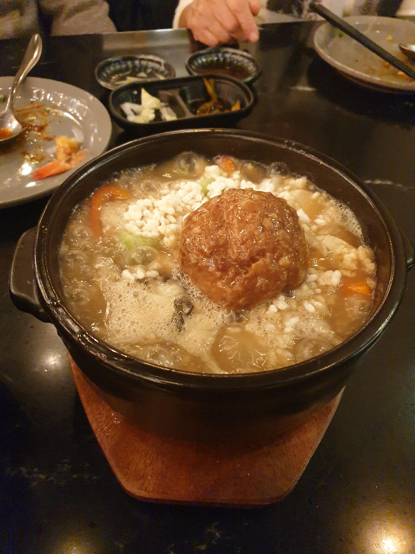 중앙에 커다란 고기 완자가 돋보이는 누룽지탕