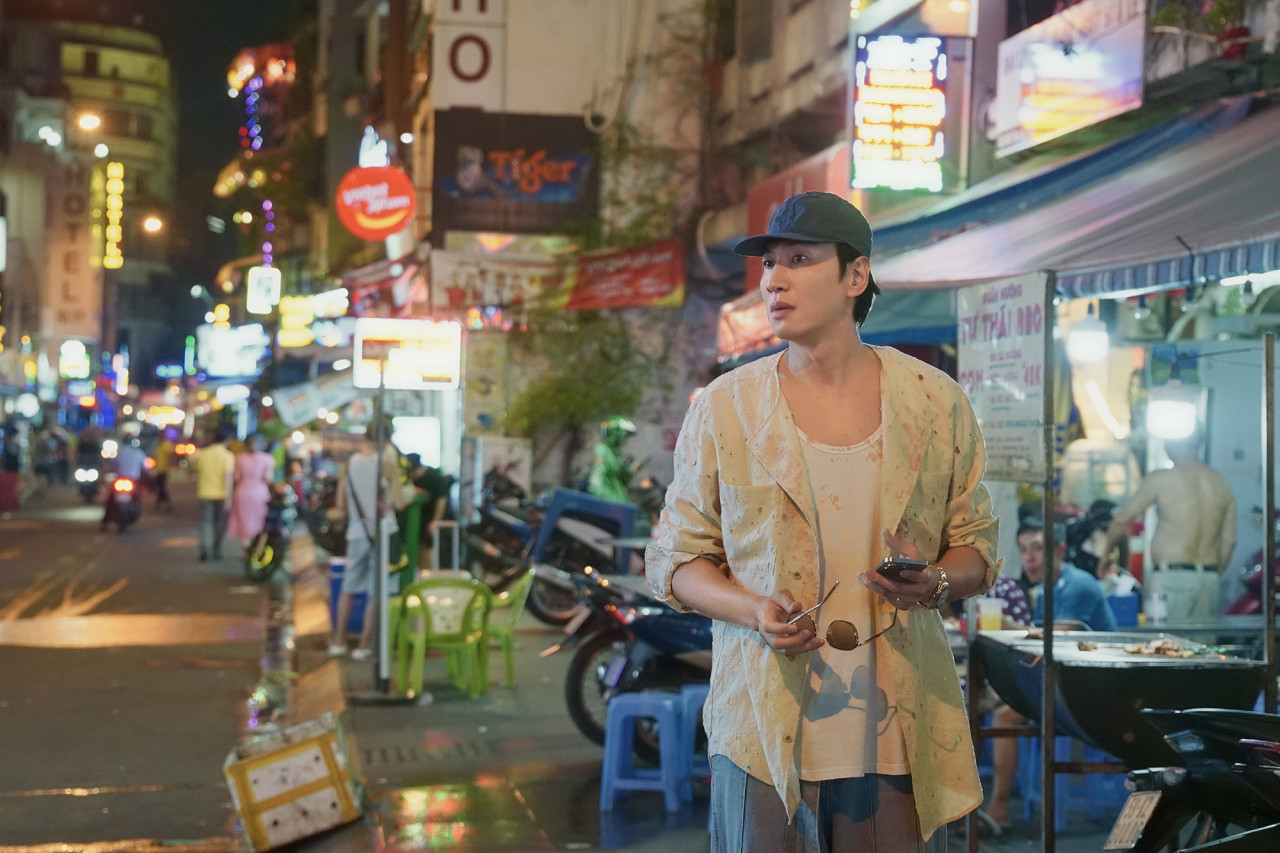 유머와 현실적인 대사로 자연스럽게 쌓여간다.