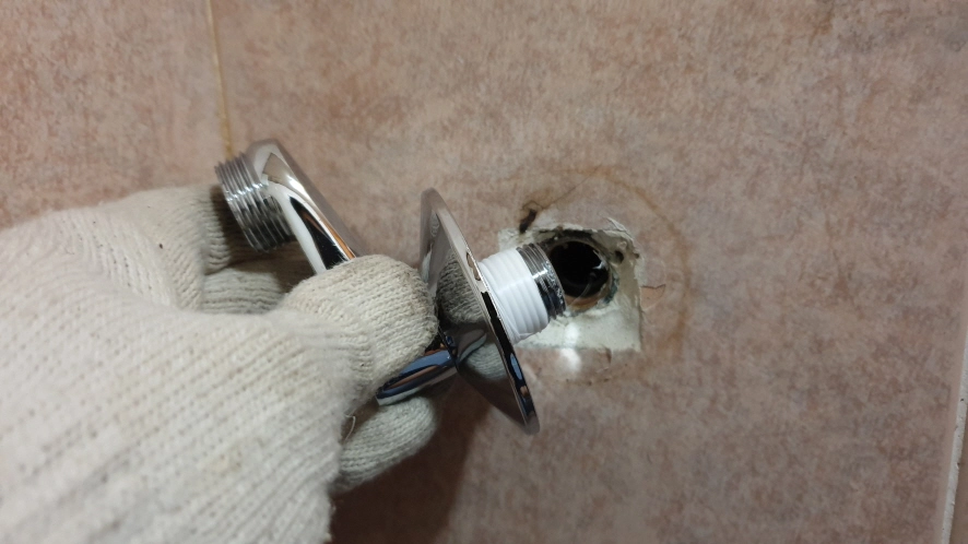 연결 배관 끼우는 모습