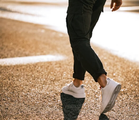 운동화-신고-걷는-사람
