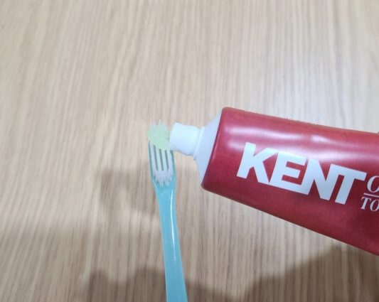 치약 짜는 사진