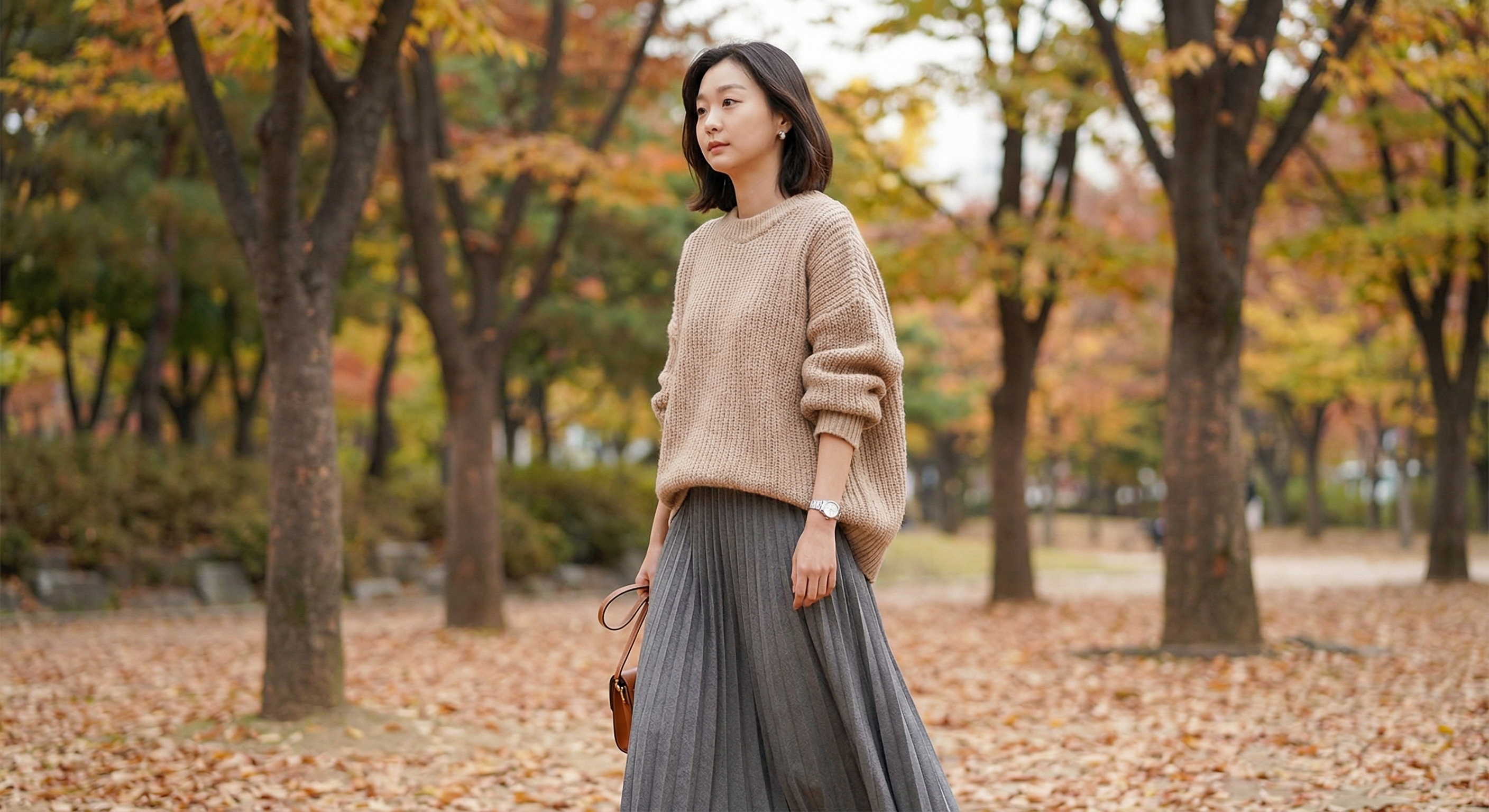 배우 김다미의 시크하고 내추럴한 오버사이즈 니트와 플리츠 스커트를 활용한 할매니얼 스타일.