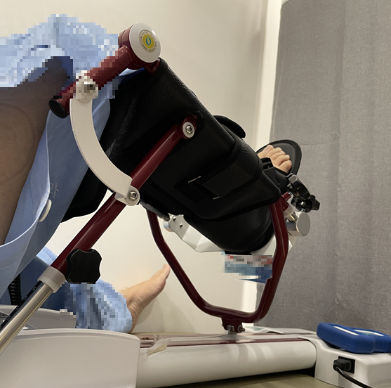 수술 후 K-CPM 치료를 받는 중