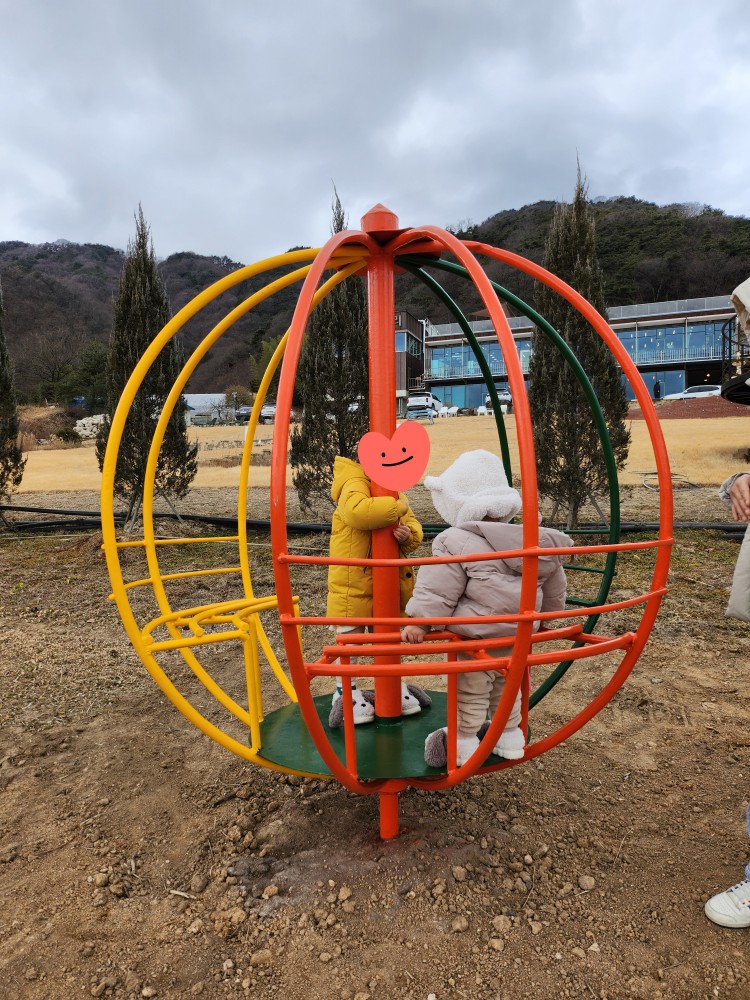 뺑뺑이를 타는 아이들