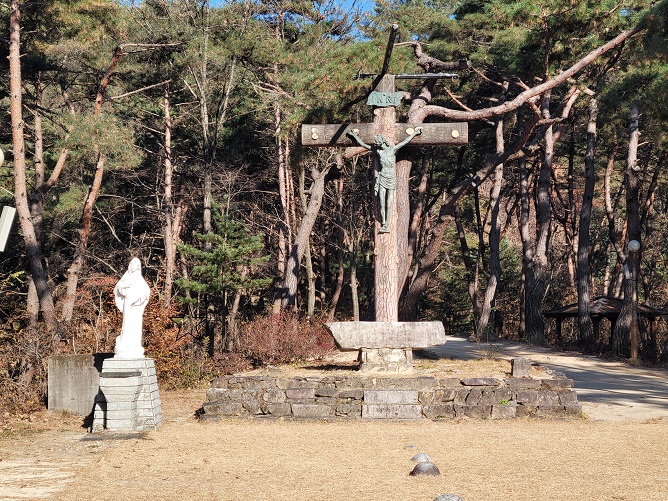 횡성 풍수원성당 묵주기도의 길, 십자고상, 성모상 사진