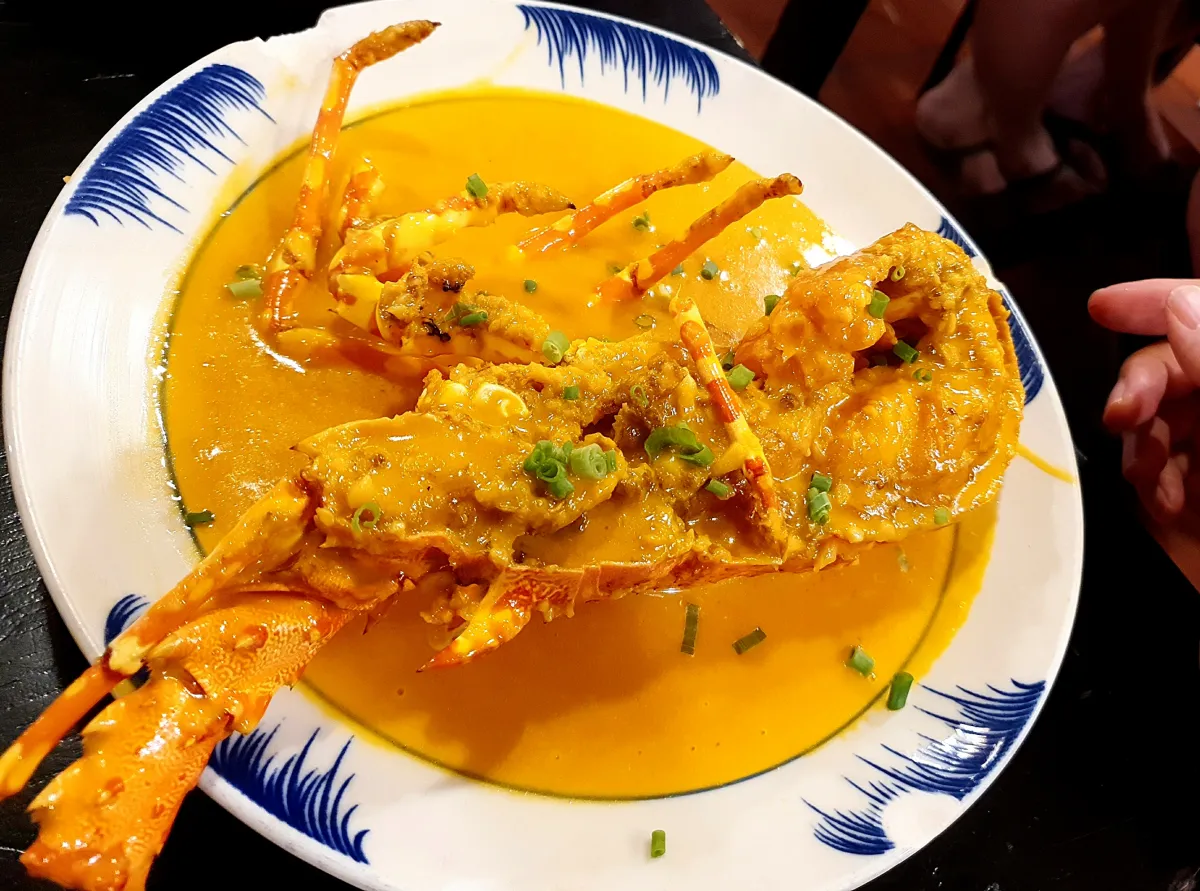 마늘버터-소스에-버무린-크레이피시-반쪽