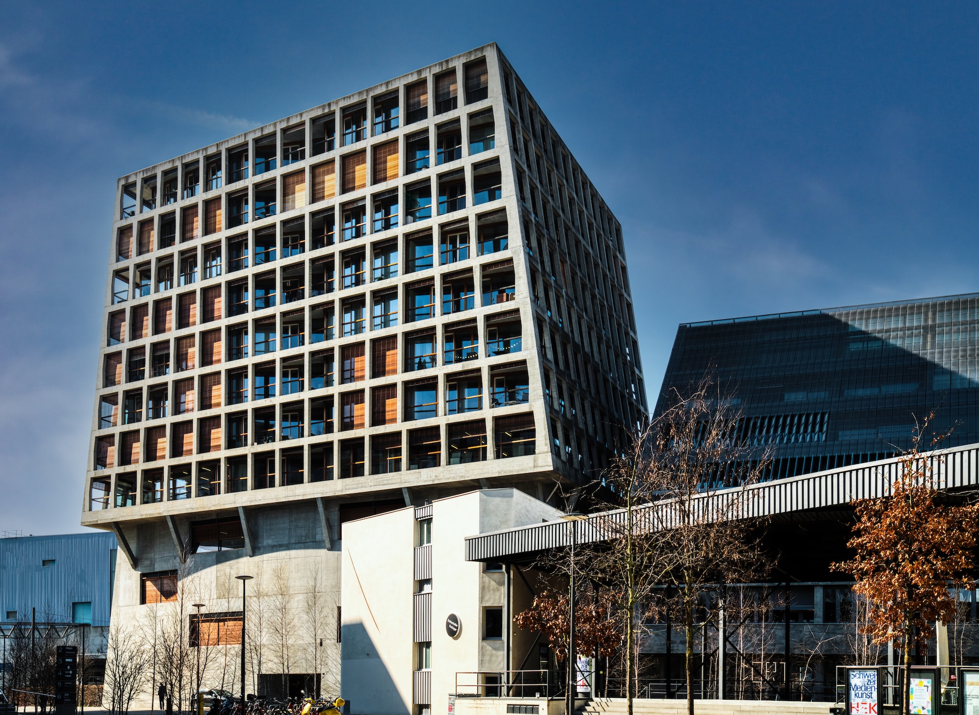 에너지 보관: BESS는 에너지를 저장하는 용도로 사용됩니다. 가전제품이나 조명 등 일상적으로 사용되는 전력을 저장하여 필요할 때 제공할 수 있습니다.