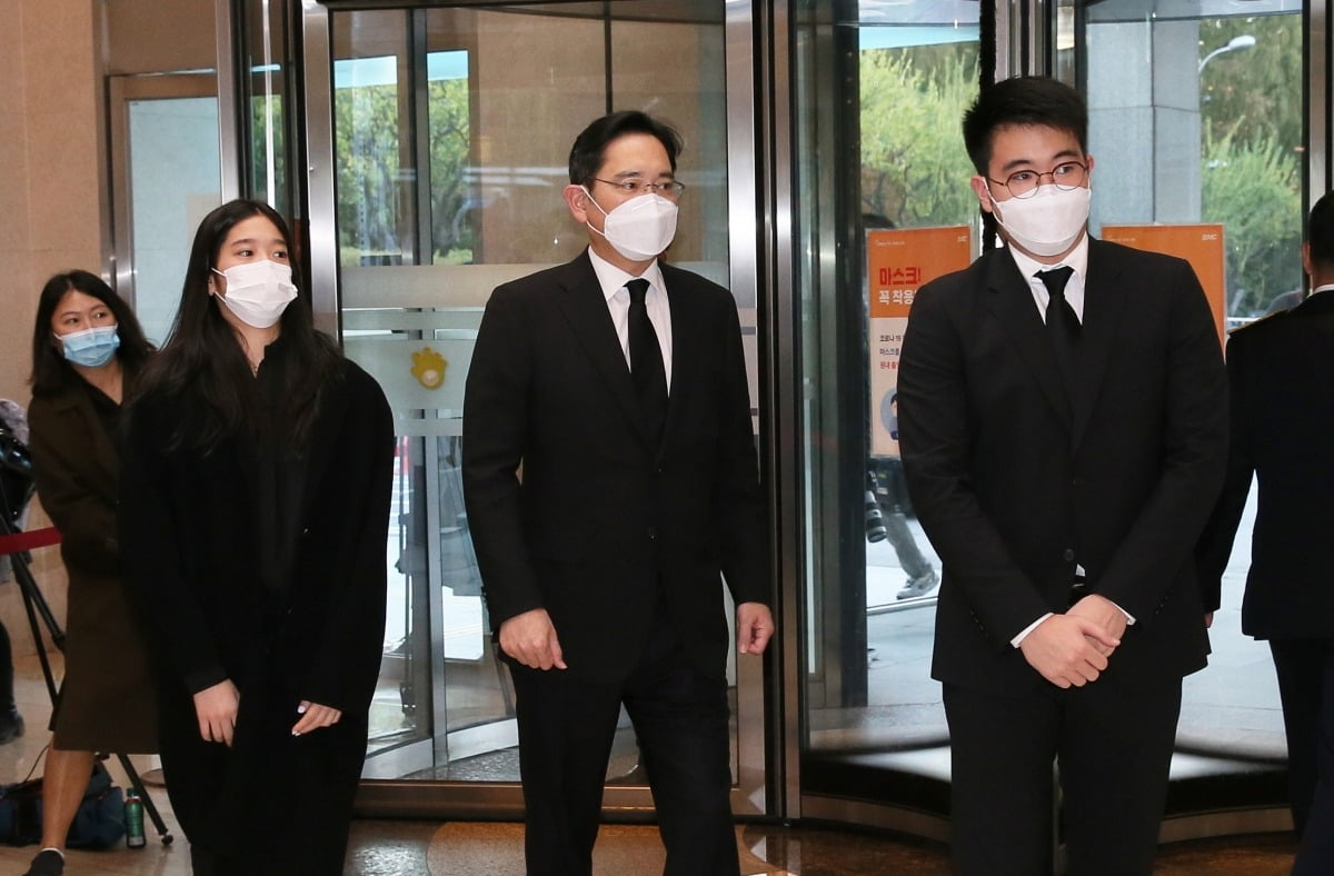 이재용 삼성전자 회장과 딸 이원주, 아들 이지호가 2020년 10월 25일 서울 강남구 삼성서울병원 장례식장에 마련된 故 이건희 삼성그룹 회장의 빈소로 이동하고 있다.