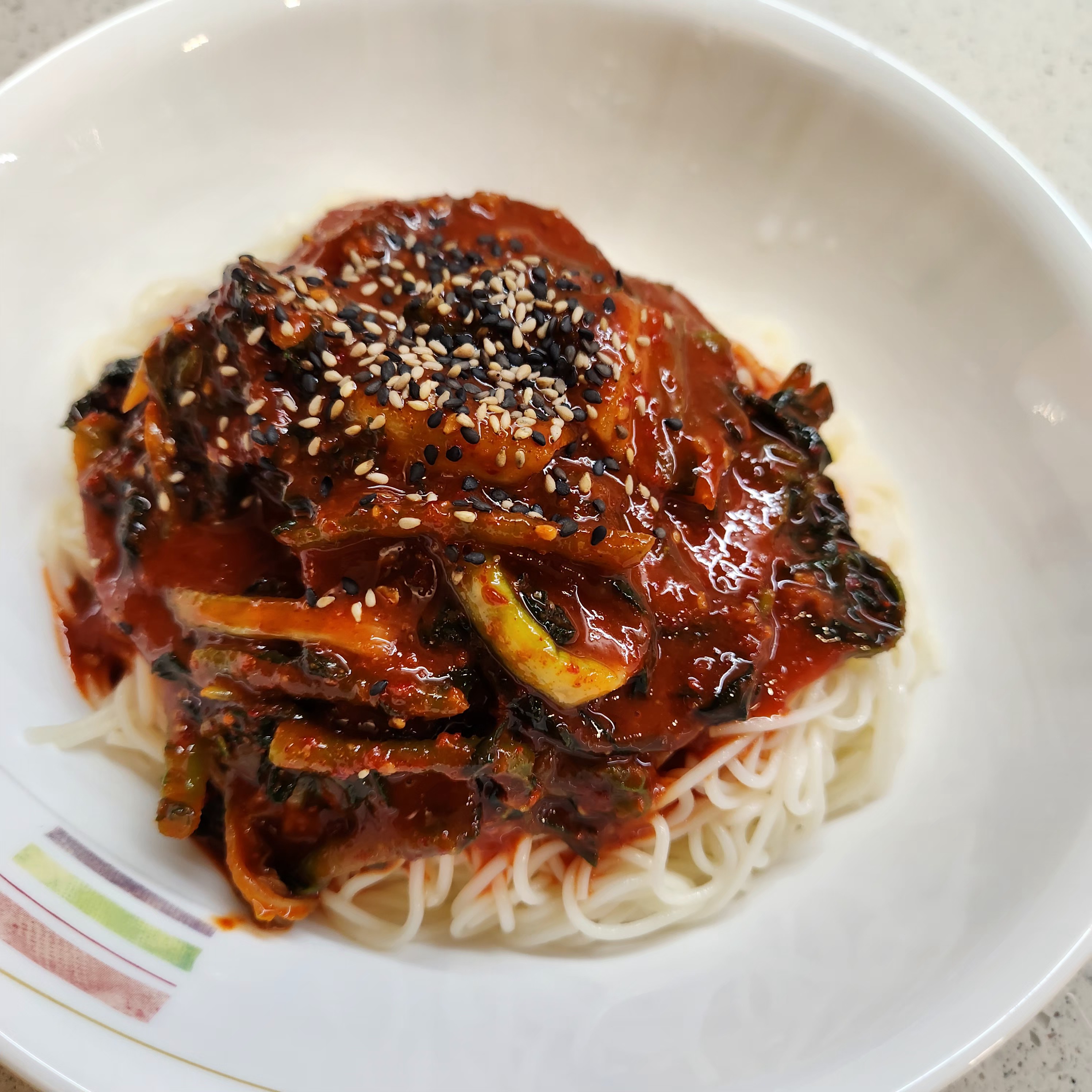 열무비빔국수-플레이팅소면-위에양념장-마무리 